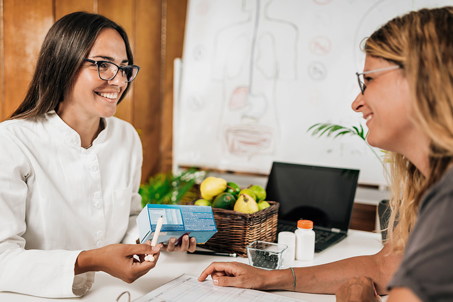 Ernährungsberaterin spricht mit einer Patientin