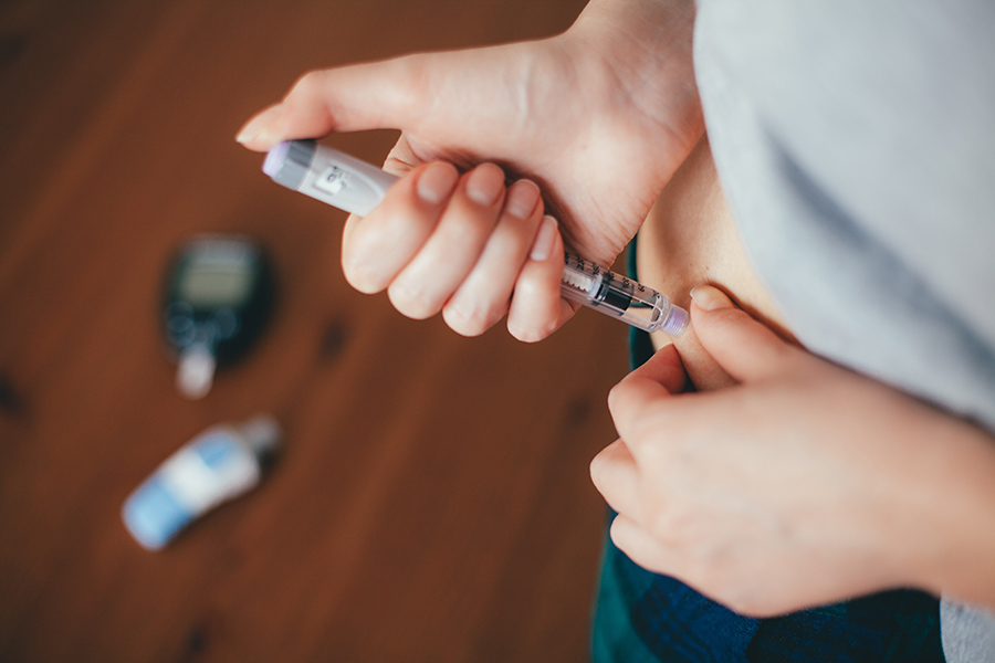 Frau gibt sich Insulin mit Pen