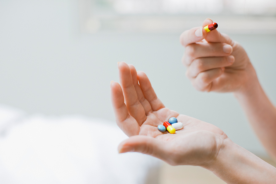 Frau hält Tabletten in der Hand