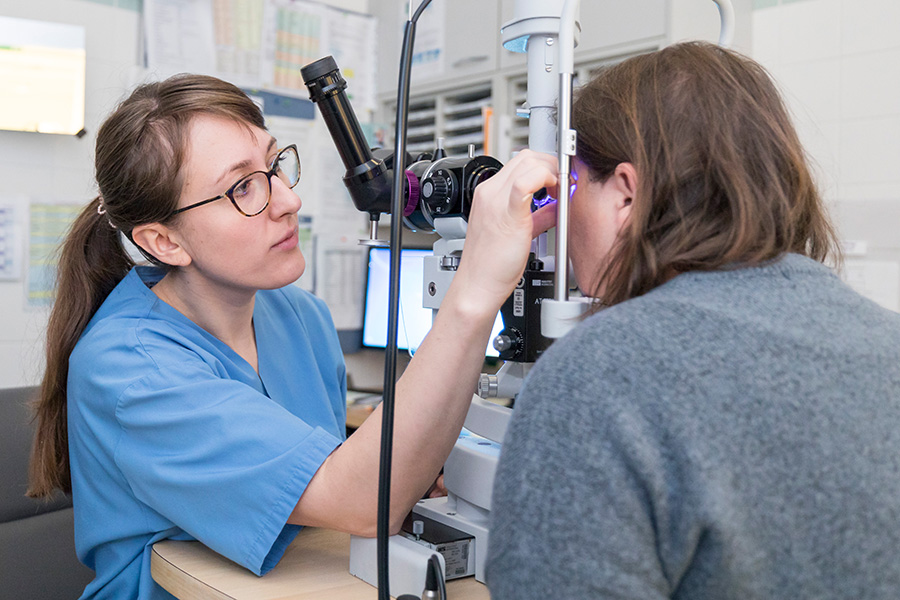 Patientin bei einer Augen-Untersuchung
