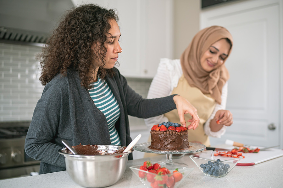 Zwei Frauen backen einen Kuchen